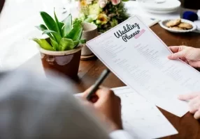 hands-holding-wedding-planner-ch